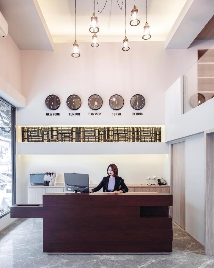 China Cozy Asoke Hotel Bangkok Bagian luar foto