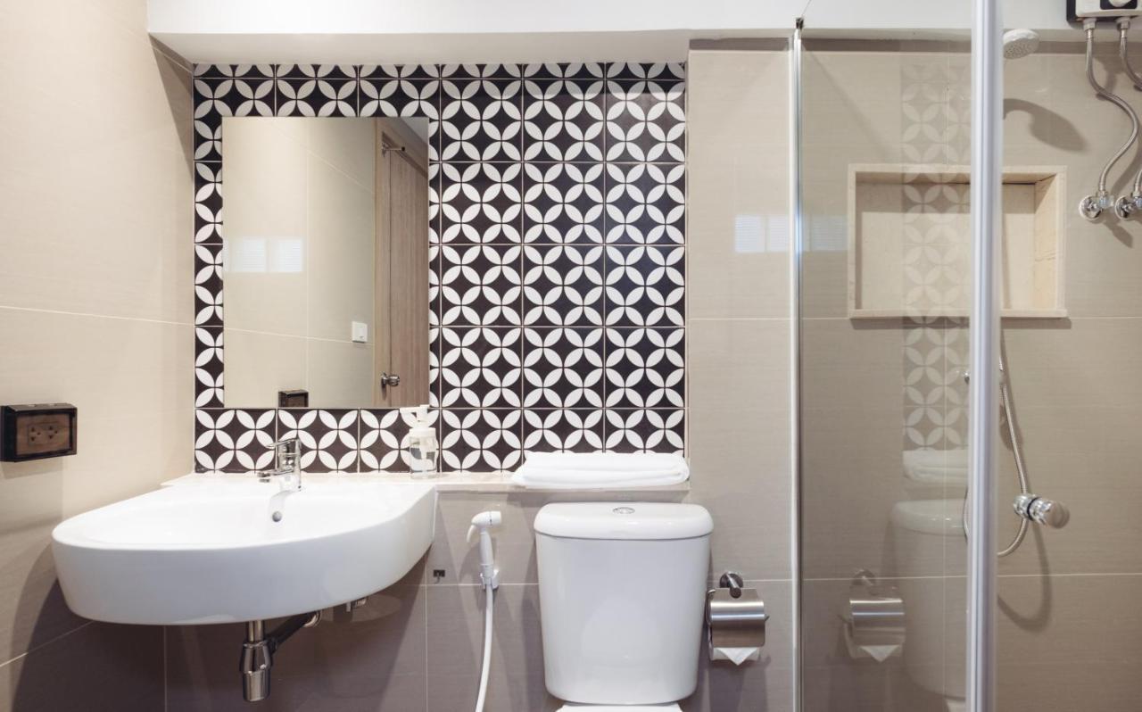 China Cozy Asoke Hotel Bangkok Bagian luar foto